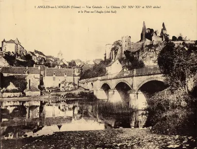 Angles-sur-l'Anglin (Vienne) — Vista Geral — O Castelo (séculos XI, XIV, XV e XVI) e o Ponte sobre o Anglin (lado Sul)