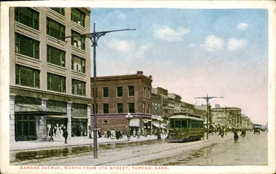 Kansas Avenue, North from 9th Street, Topeka; Kansas — vista de trem e edifícios — editor Zarephal Post Card Co.