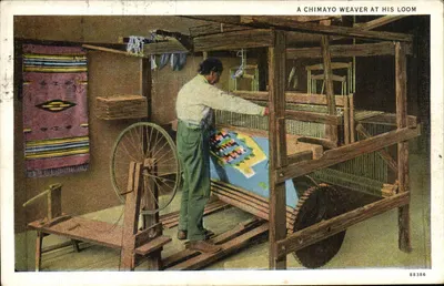 Um tecelão de Chimayo ao seu tear — C.T. American Arts & Crafts, n° 88386