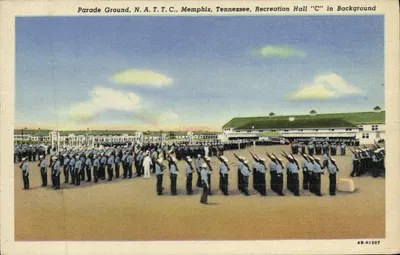 Parade Ground, N.A.T.T.C., Memphis, Tennessee — Recreation Hall "C" no fundo — Bluff City News Co., Memphis, Tenn. n° 48-H1307