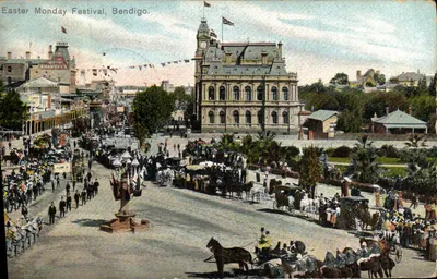 Festival du Lundi de Pâques à Bendigo — vue de la place avec la mairie et les chars — éditeur non visible