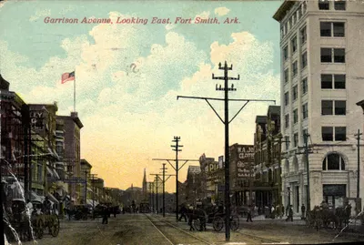Garrison Avenue, Looking East, Fort Smith, Ark. — vue de rue avec bâtiment W.A. JO CLOTH et drapeau américain — éditeur non visible