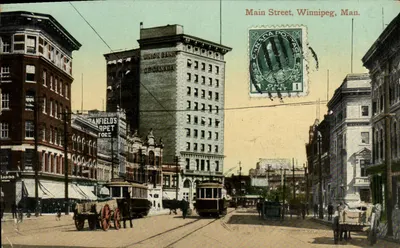 Main Street, Winnipeg, Man. — vista urbana com trêm e edifícios — editor desconhecido, número de série não visível