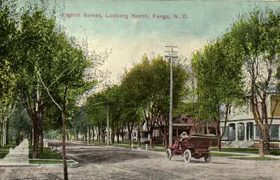 Eighteenth Street, Looking North, Fargo, N. D. — carta postal editada pela Northern Pacific Railway