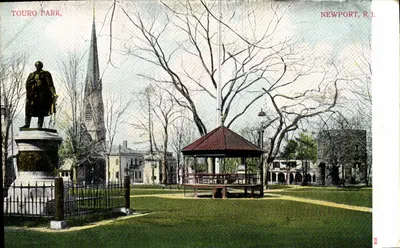 Touro Park, Newport, R.I. — vista do parque com estátua, quiosque e igreja — editor A. C. Basselmas & Co. n° 810