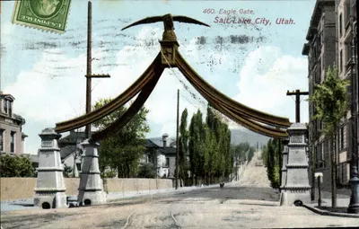 Porta Eagle Gate, Salt Lake City, Utah — porta decorada com um martelo-piqueiro — editor The Bureau, Salt Lake City and Heliparc