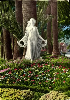 Statua kobiety wśród palm — Riviera dei Fiori — S. REMCO