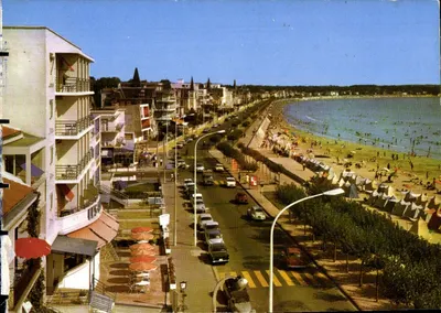 Royan - Bulwar F. Garnier — widok panoramiczny plaży i promenady