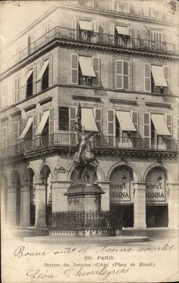 Estátua de Joana d'Arc — Praça de Rivoli — Hotel Regina, Paris