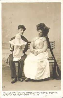 Jeune homme et femme assis sur un banc — scène de dialogue humoristique — M.A. et R.P.I. (éditeurs)
