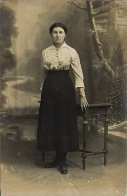 Młoda kobieta — studio — Karta pocztowa