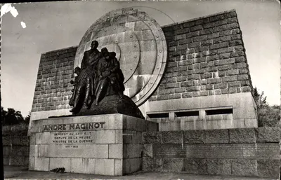 Monument à André Maginot — statue de bronze sur socle en pierre — éditeur PHOTO VERITA