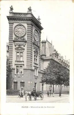 Paris - Ministério da Guerra — edifício com relógio — editor não visível