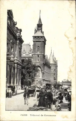 PARIS - Tribunal de Comércio — vista do edifício com pedestres e veículos