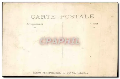 Familia en jardín — tres personas frente a una puerta — Papiers Photographiques, R. DUVAU, Colombes. — Reverso