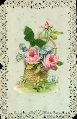 Arranjo de rosas e flores azuis — em um cesto — carta postal ornada com renda