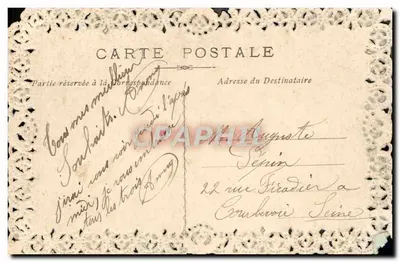 Arranjo de rosas e flores azuis — em um cesto — carta postal ornada com renda — Verso