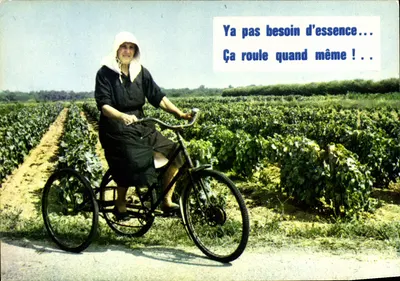 Mulher de bicicleta em uma vinha — publicidade humorística — Artaud Frères, editores, HN 204