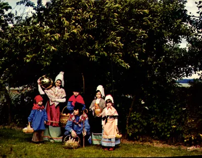 Família em traje tradicional — Suíça — Editor J. Lettier, Rouen