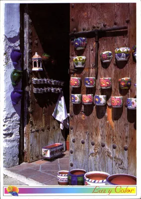 Portón de El Portón — porte en bois avec poteries colorées — Luz y Color