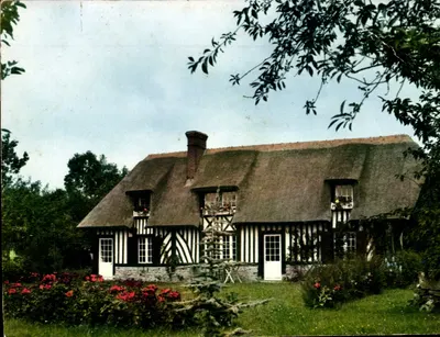 Maison normande — toit de chaume, façade en colombage — Lumicap