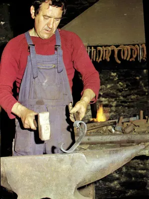 Der Schmied — Schmiedewerkstatt mit Feuer — Jacques Bazire, Cherbourg