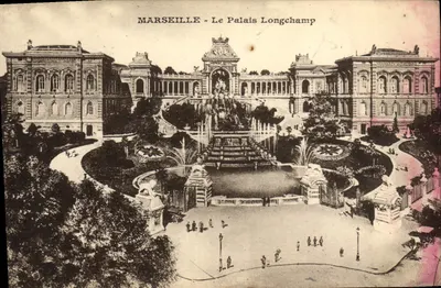 MARSEILLE - O Palácio Longchamp — vista do jardim com fonte e edifícios