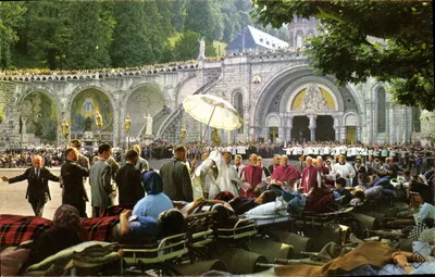 Lourdes (Hautes-Pyrénées) — Bênção dos doentes na Esplanada — Éditions CAP