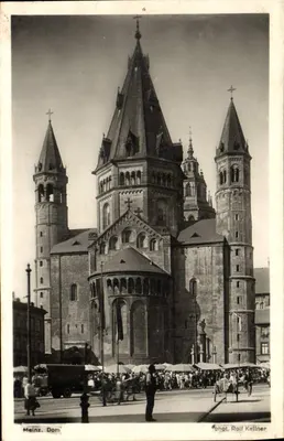 Meinzen. Dom — vista da catedral com mercado — fot. Rolf Kellner