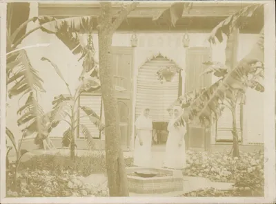 Duas religiosas em um jardim exótico — número de série não visível