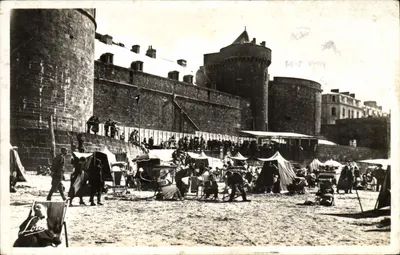 Saint-Malo — A praia do Ventilador e o castelo — Laurent & Réennes