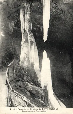 Os Pirineus — Grutas de BETHARRAM — Colunas em formação