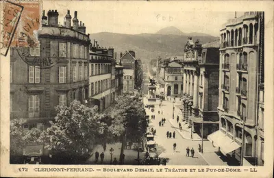 Clermont-Ferrand — Boulevard Desaix, o Teatro e o Puy-de-Dôme — LL