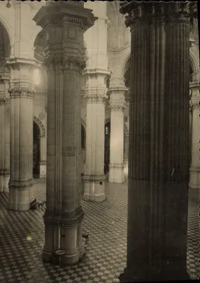 Granada — Catedral: Perspectiva das colunas — Edição Artédica, Madrid