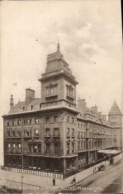 Great Western Station Hotel, Paddington — vue d'angle du bâtiment victorien avec toit en ardoise et balcon orné — éditeur : Great Western Station Hotel, Paddington