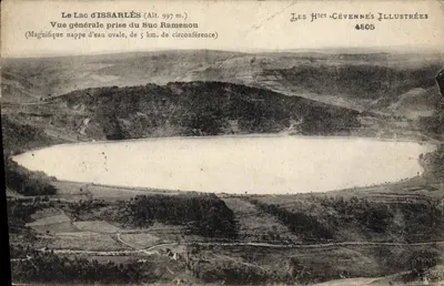 O Lago de Issarlès (Alt. 997 m.) — Vista geral tirada do Suc Ramenou — As Altas Cévennas Ilustradas n° 4805
