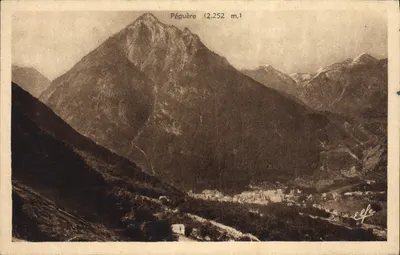 Péguère (2.252 m.) — vue panoramique du village encaissé entre les montagnes — éditeur « Labouret frères »