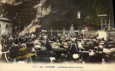 Lourdes - Les Malades devant la Grotte — C.C. - 124