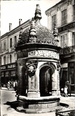 Fonte da Fontaine du Pilori — Saint-Jean-d'Angély — Réal-Photo