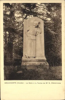 Mouchamps (Vendée) - A Estátua da Tumba do Sr. G. Clémenceau