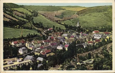 Chaudes-Aigues — vista aérea do vilarejo e das colinas — editor C. Macon, n°15