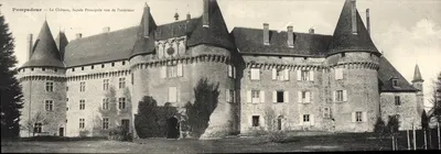 Pompadour — O Castelo, fachada Principal vista por dentro — Editor: Pompadour (impressor)