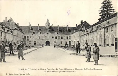 Clairvaux (Aube) — Casa Central - A Cour d'Honneur - Edifícios do antigo Mosteiro de São Bernardo (séculos XII e XIII) — R. Rale, foto., Bar-sur-Aube
