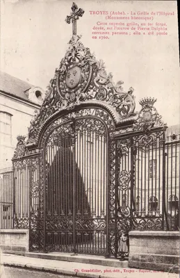 Troyes (Aube) - La Grille de l'Hôpital (Monument historique) — œuvre de Pierre Delphin, posée en 1760, phot. Ch. Granddider