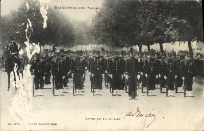 Bilhete postal antigo Rambervillers Revue du 14 juillet Militaria