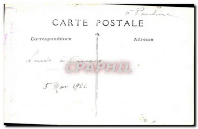 Babymeisje in een geborduurde jurk — fotostudio — Postkaart — Achterkant