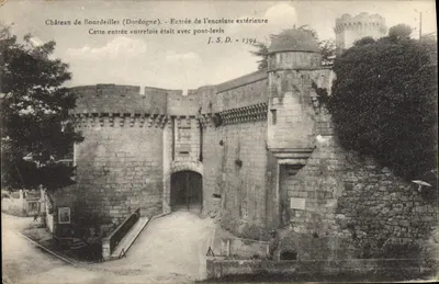 Castelo de Bourdeilles (Dordogne) — Entrada da muralha externa — J. S. D. - 1394