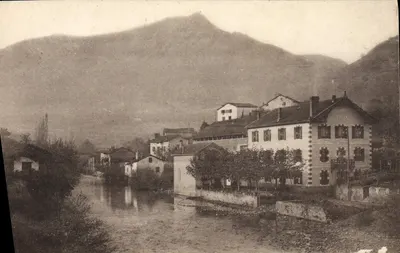 Saint-Étienne-de-Baïgorry — Vista do vilarejo e do rio — Hôtel-Restaurant du Tronquet