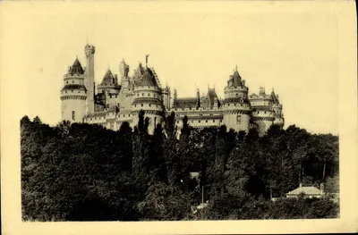 Zamek w Pierrefonds — Strona północno-wschodnia — Wydawnictwo Zabytków