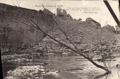 Ruínas do Castelo de Ham — A árvore sob a qual Napoleão III gostava de se repousar foi projetada sobre os muros do Forte — Visé Paris 957